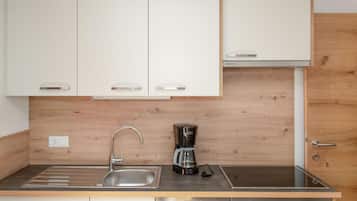 Een koelkast, een kookplaat, een vaatwasser