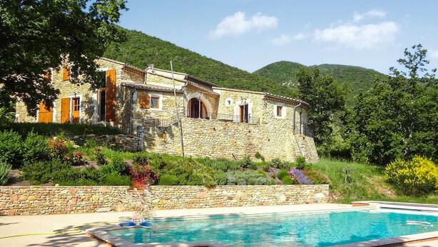 A stone house with a swimming pool, surrounded by lush greenery and hills. - 1 bedroom nice home in Dieulefit (Dieulefit)