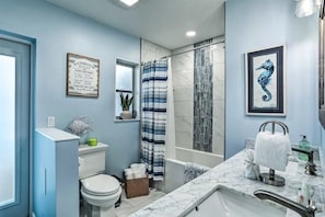 Shower, hair dryer, towels, soap - NEW! Charming private bungalow w/ hot tub near beaches 3BR (St. Petersburg)