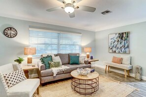 Smart-tv, een dvd-speler en boeken