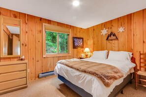 6 bedrooms, desk, iron/ironing board, travel cot - Bears Den Chalet | Ski Home Trail, Moover Shuttle, Outdoor Hot Tub! (West Dover)