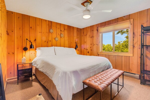 6 bedrooms, desk, iron/ironing board, travel cot