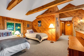 6 bedrooms, desk, iron/ironing board, travel cot - Bears Den Chalet | Ski Home Trail, Moover Shuttle, Outdoor Hot Tub! (West Dover)