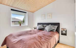 3 bedrooms, travel cot, free WiFi