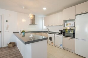 Een koelkast, een microgolfoven, een oven, een kookplaat