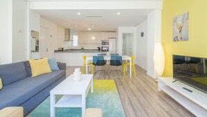 A modern apartment with a living room, dining area, and kitchen. - Modern, Stylish Apartment with balcony (Valencia)