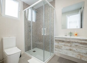 Badewanne, Haartrockner, Handtücher