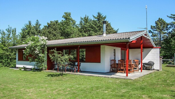 Pieni, yhden kerroksen talo, jossa on katettu terassi, savupiippu ja satelliittiantenni.