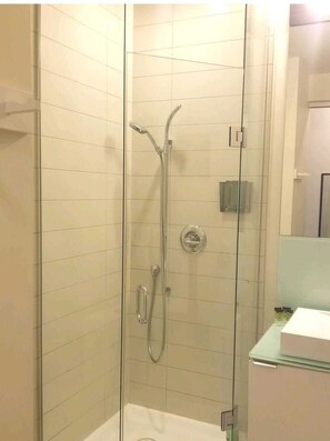 Doccia, asciugacapelli, asciugamani, sapone