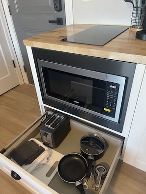 Studio | Private kitchen | Fridge, microwave, stovetop, toaster - 4P Properties (Cando)