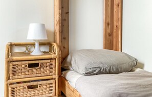 2 bedrooms, travel crib, free WiFi
