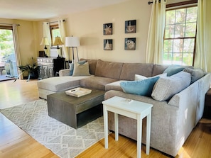 Smart TV, books, printers - Sunny 3 bedroom cape with large deck, porch and kayaks. Pet friendly. (Oak Bluffs)