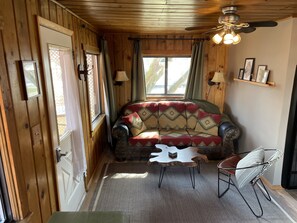 Televisio, DVD-soitin, kirjoja