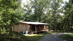 A rustic cabin with a wooden deck and a gravel path leading to it. - 3 BR Cabin in Bankhead Forest of North Alabama (Moulton)