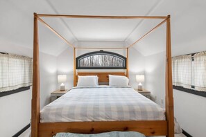 4 bedrooms, desk, free WiFi, bed sheets