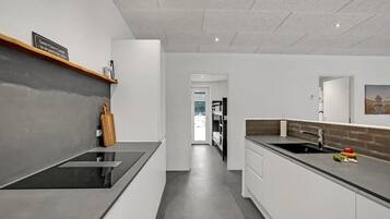 Kühlschrank, Geschirrspüler, Wasserkocher mit Kaffee-/Teezubehör