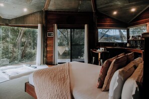 Signature Cabin | 1 bedroom, down comforters, bed sheets - Eagle View Escape (Rydal)