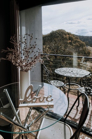 Estudi en suite Premier, balcó, vistes al riu | Vista de la muntanya