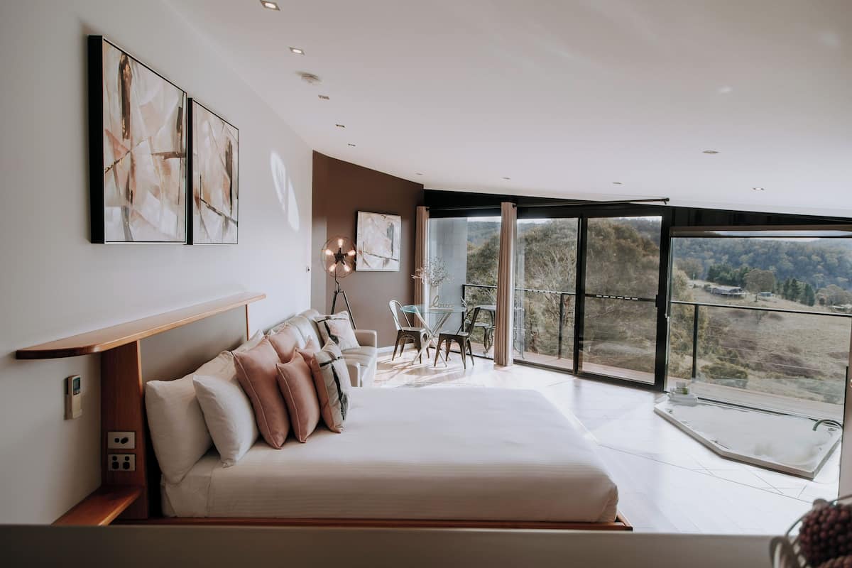 Premier-Studiosuite, Balkon, Flussblick | 1 Schlafzimmer, Daunenbettdecken, Bettwäsche