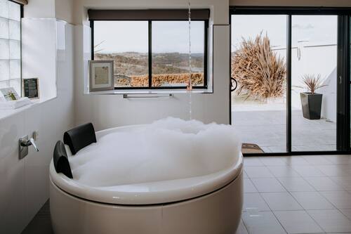 Signature Studio Suite | Jetted bathtub
