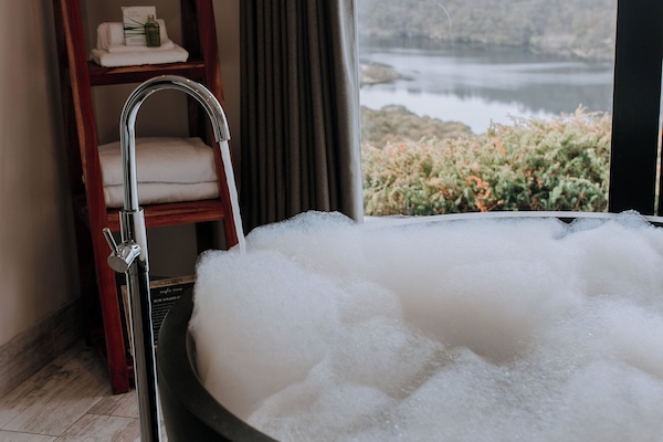 Deluxe Studio Suite | Bathroom | Separate tub and shower, jetted tub, rainfall showerhead, hair dryer