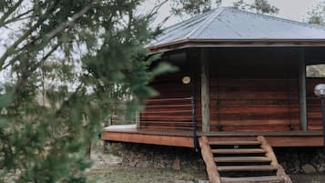 Signature Cabin | Down duvets, bed sheets