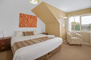 3 bedrooms, iron/ironing board, Internet, bed sheets - The Beach Retreat Eden - Pet Friendly accommodation in the centre of Eden (Eden)