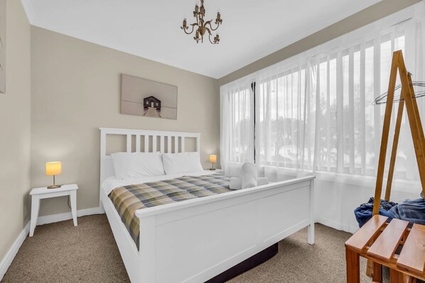 2 bedrooms, iron/ironing board, Internet, bed sheets - 15 Beach St - Right on the lake (Merimbula)