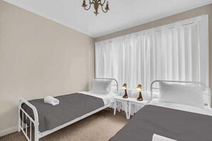 2 bedrooms, iron/ironing board, Internet, bed sheets - 15 Beach St - Right on the lake (Merimbula)