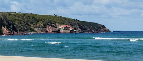 Una playa cerca