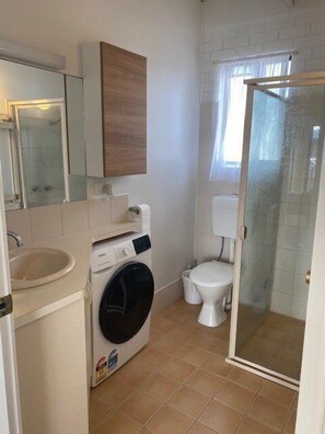 Shower - Admirals Lodge: Unit 6: Balcony (Not Pet friendly) (Merimbula)
