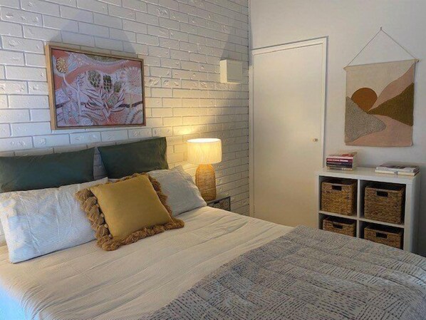 2 bedrooms, Internet, bed sheets - Admirals Lodge: Unit 6: Balcony (Not Pet friendly) (Merimbula)