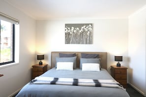 3 bedrooms, iron/ironing board, internet, bed sheets