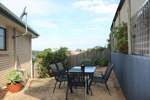 Outdoor dining - Beach Break: Pet friendly fenced yard in town (Merimbula)