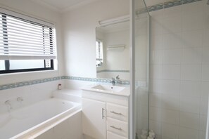 Bathtub, hair dryer - Beach Break: Pet friendly fenced yard in town (Merimbula)