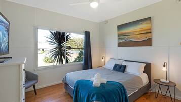 4 bedrooms, iron/ironing board, internet, bed sheets
