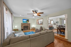Smart TV, ping pong, books, computer monitors - Poconos Peaceful Retreat. Short drive to Ski, Swim, Hike, or Shop! 4 Bedrooms. (Tobyhanna)