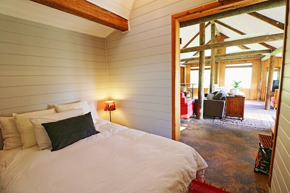 2 bedrooms, iron/ironing board, Internet, bed sheets