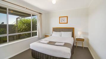 2 slaapkamers, een strijkplank/strijkijzer, internet, beddengoed