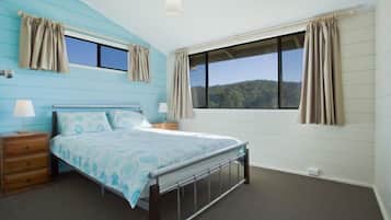 4 bedrooms, iron/ironing board, bed sheets