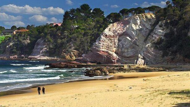 A beach with rocky cliffs and a clear sky. - Jodi's Beach Retreat: 2 bedroom pet friendly apartment (Eden)