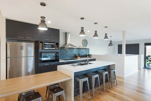 Een koelkast, een microgolfoven, een oven, een kookplaat