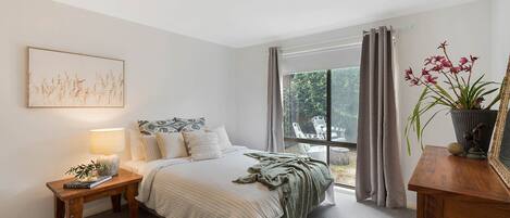 3 bedrooms, iron/ironing board, internet, bed sheets