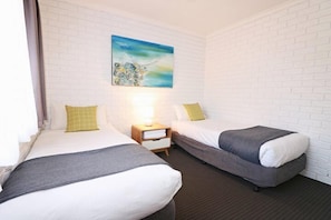 3 bedrooms, iron/ironing board, internet, bed sheets
