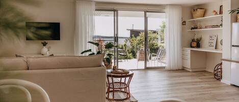 Télévision, cheminée, services de streaming, chaîne hi-fi