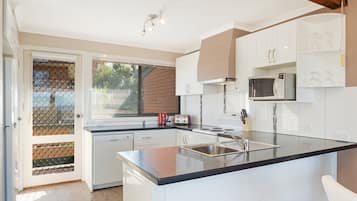 Frigorifero con congelatore, microonde, piano cottura, lavastoviglie