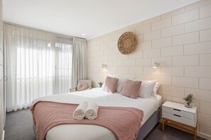 2 bedrooms, iron/ironing board, internet, bed sheets - All Decked Out: 2 bedroom pet friendly apartment (Merimbula)