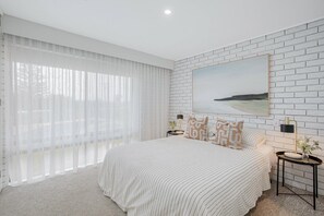 2 bedrooms, iron/ironing board, internet, bed sheets - Lake Views at Penguin Mews (Merimbula)