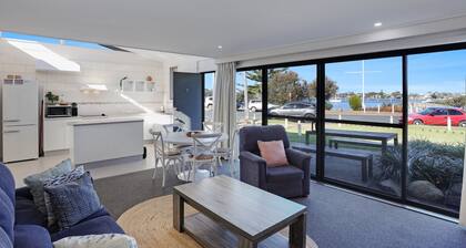 On the lake at Penguin Mews: Ground floor pet friendly