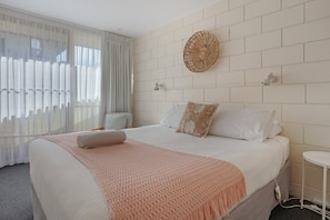2 bedrooms, iron/ironing board, internet, bed sheets